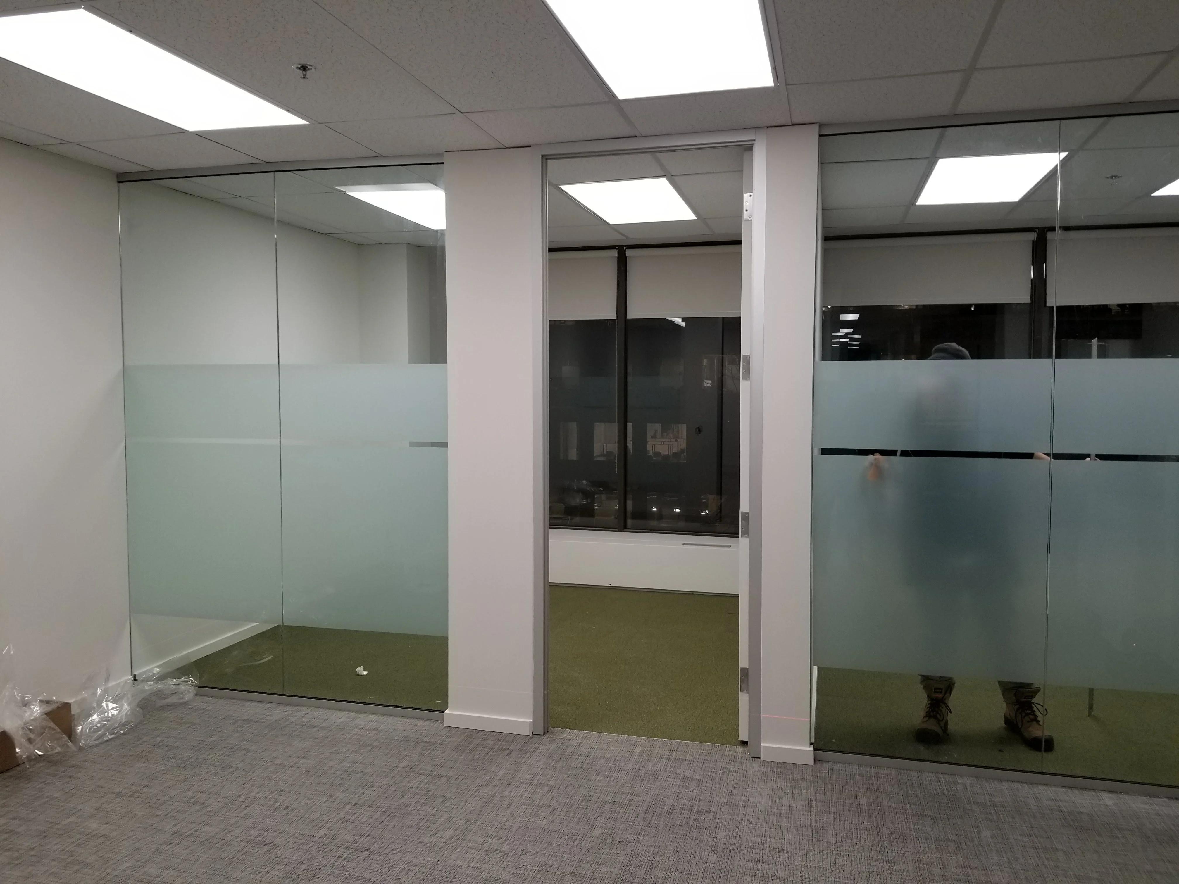 Maison avec pellicule pour fenêtres de protection contre la chaleur