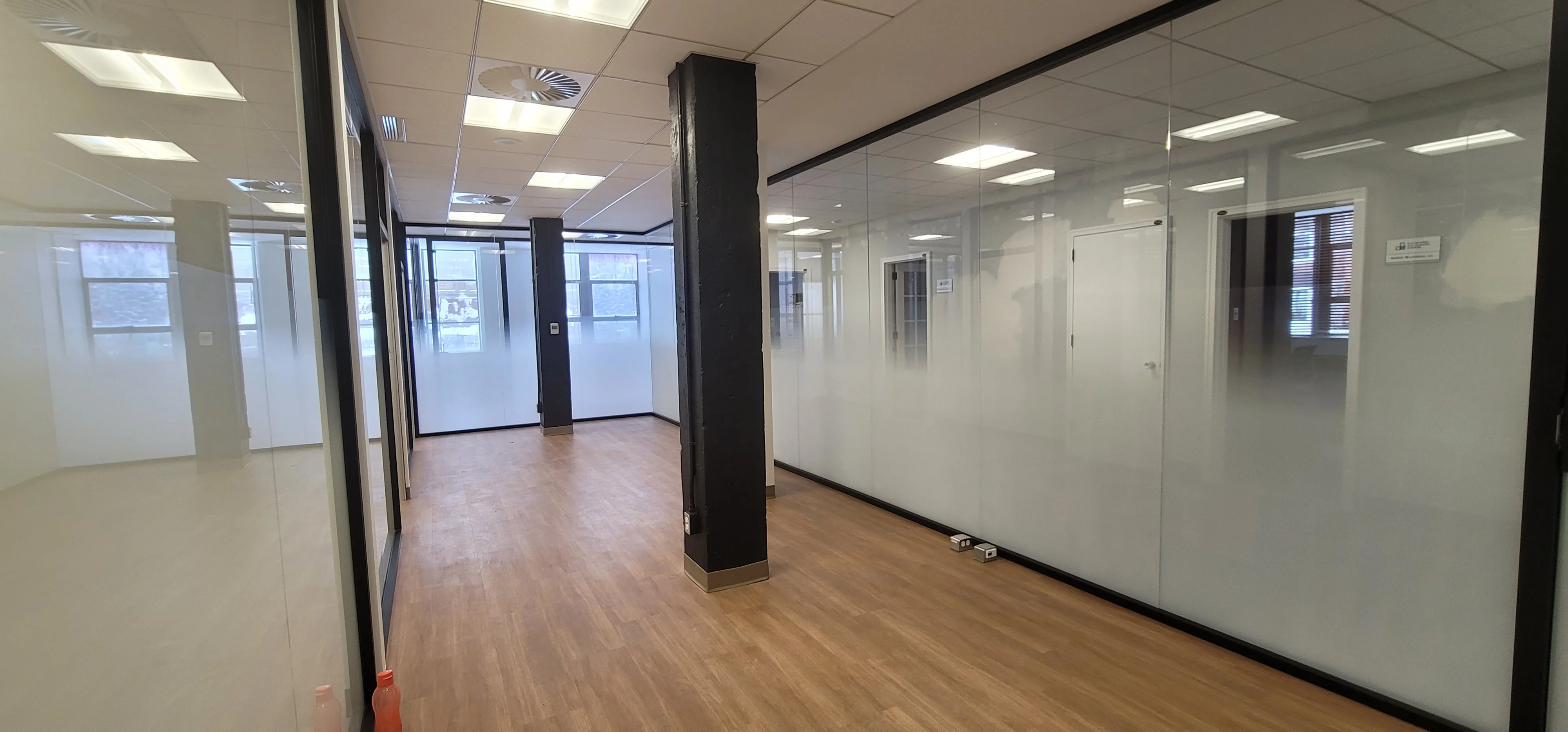 une chambre à coucher muni de pellicule Low-E, vue de l'intérieur le soir de Berkayly